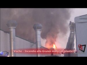 VISCHE – INCENDIO IN UN CAPANNONE DI MATERIE PLASTICHE (FOTO E VIDEO)