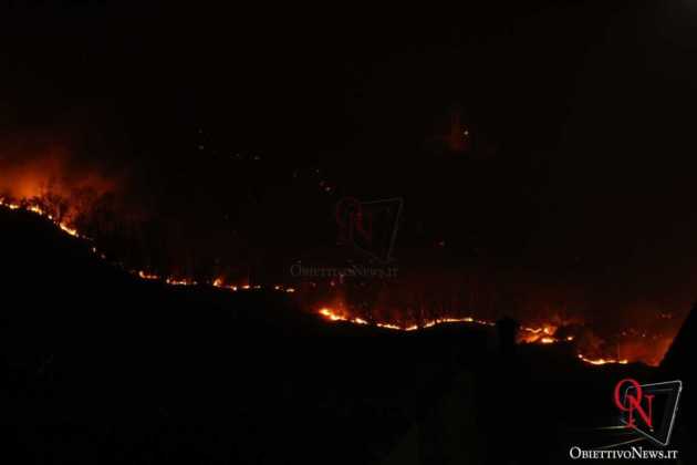 VALPERGA / BELMONTE – Nella notte il vasto incendio non ha concesso tregua (FOTO E VIDEO)