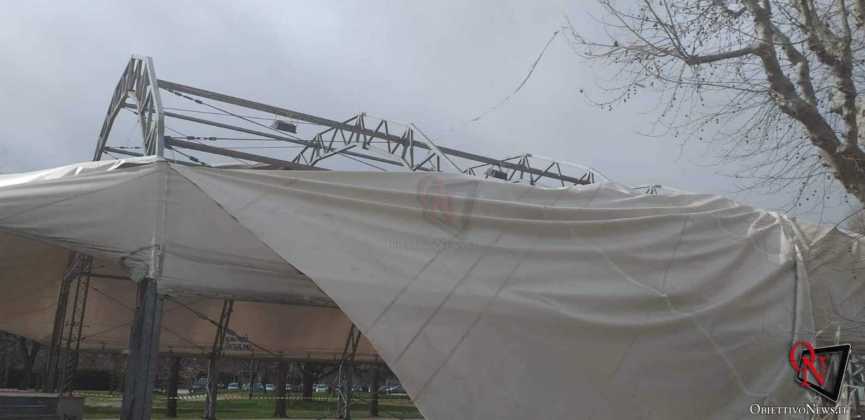 CASELLE TORINESE – Il vento distrugge la copertura del padiglione nell'area Prato Fiera (FOTO)