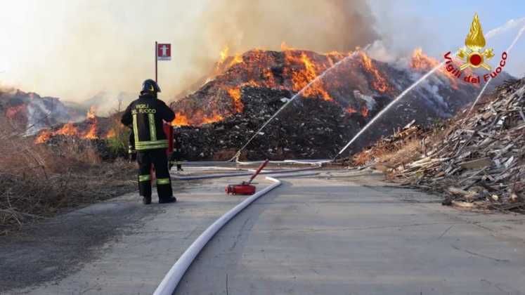 FROSSASCO – Vasto incendio in un'area industriale (FOTO)