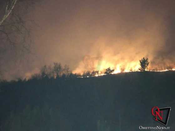 GIVOLETTO – Il forte vento innalza le fiamme dell'incendio boschivo (FOTO)