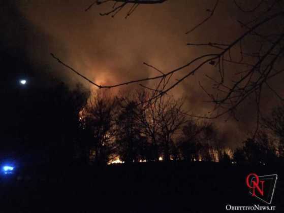 GIVOLETTO – Il forte vento innalza le fiamme dell'incendio boschivo (FOTO)