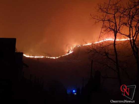 GIVOLETTO – Il forte vento innalza le fiamme dell'incendio boschivo (FOTO)