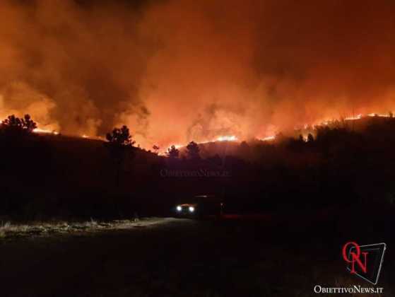 GIVOLETTO – Il forte vento innalza le fiamme dell'incendio boschivo (FOTO)