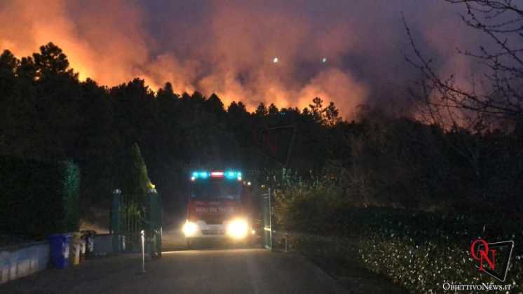 GIVOLETTO – Il forte vento innalza le fiamme dell'incendio boschivo (FOTO)
