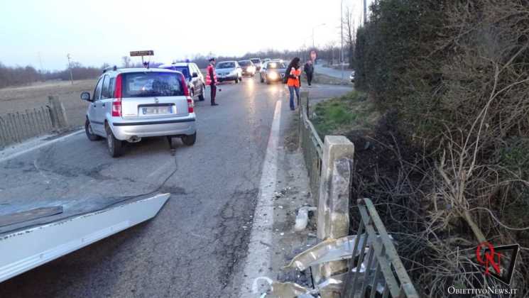 LUSIGLIÈ / FELETTO – Perde il controllo della vettura e si schianta contro il parapetto (FOTO E VIDEO)