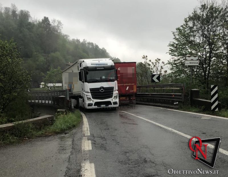 BALDISSERO CANAVESE – Ponte Preti bloccato: due mezzi pesanti sono rimasti incastrati (FOTO)
