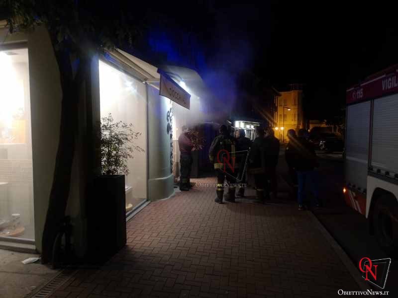 RIVAROLO CANAVESE – Intervento dei Vigili del Fuoco per il sospetto incendio in un negozio 1 RIVAROLO CANAVESE – Intervento dei Vigili del Fuoco per il sospetto incendio in un negozio