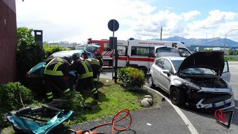 OZEGNA – Perde il controllo dell'auto, impatta contro ad un'altra e si schianta contro il muro (FOTO E VIDEO) 1 OZEGNA – Perde il controllo dell'auto, impatta contro ad un'altra e si schianta contro il muro (FOTO E VIDEO)