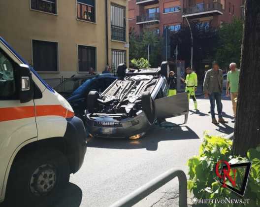 Venaria auto ribaltata 4