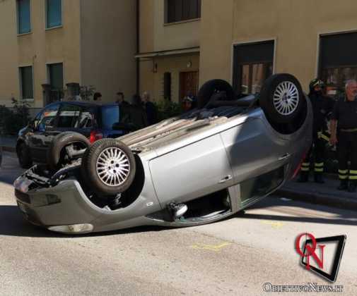 Venaria auto ribaltata