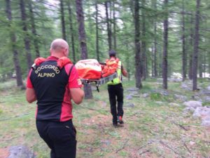 TRAVERSELLA – Recuperata una escursionista infortunata lungo il sentiero in località Salamocca