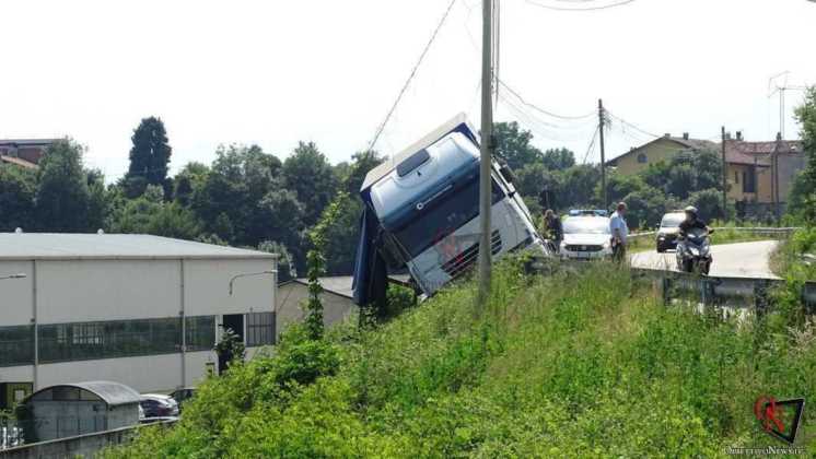 Feletto camion fuori strada 1