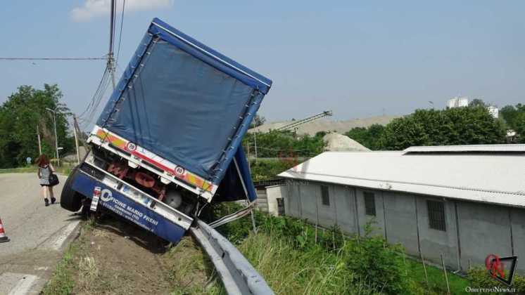 Feletto camion fuori strada 3