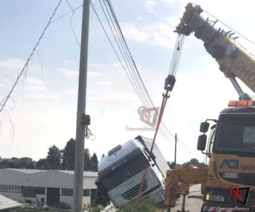 Feletto camion fuori strada 5