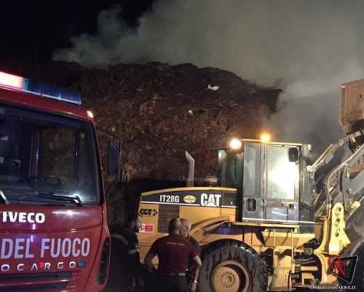 FOGLIZZO – Vasto incendio in un deposito di cippato (FOTO)
