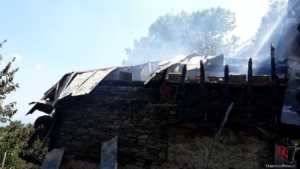 TAVAGNASCO – Incendio casa sulla collina (FOTO)