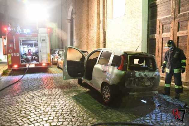 Venaria incendio auto via xx settembre 2