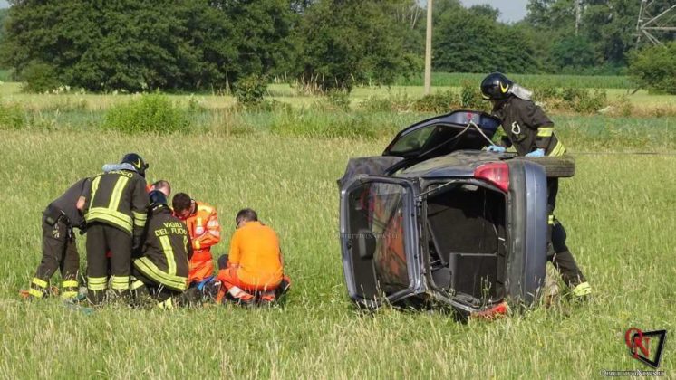 BARONE CANAVESE – Auto esce di strada sulla Sp53 e si ribalta sul prato (FOTO E VIDEO)