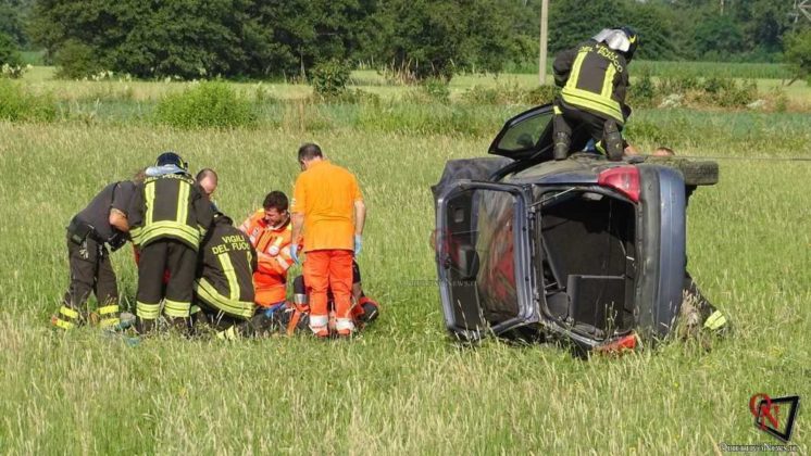 BARONE CANAVESE – Auto esce di strada sulla Sp53 e si ribalta sul prato (FOTO E VIDEO)