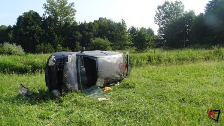 BARONE CANAVESE – Auto esce di strada sulla Sp53 e si ribalta sul prato (FOTO E VIDEO)