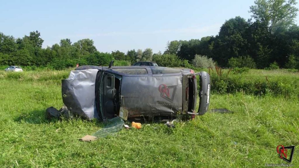 BARONE CANAVESE – Auto esce di strada sulla Sp53 e si ribalta sul prato (FOTO E VIDEO)