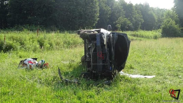 BARONE CANAVESE – Auto esce di strada sulla Sp53 e si ribalta sul prato (FOTO E VIDEO)