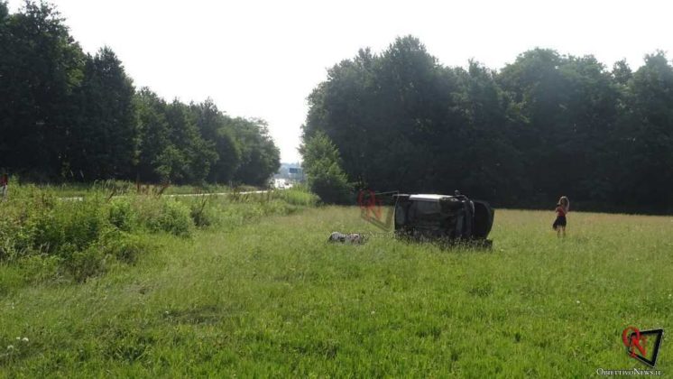 BARONE CANAVESE – Auto esce di strada sulla Sp53 e si ribalta sul prato (FOTO E VIDEO)