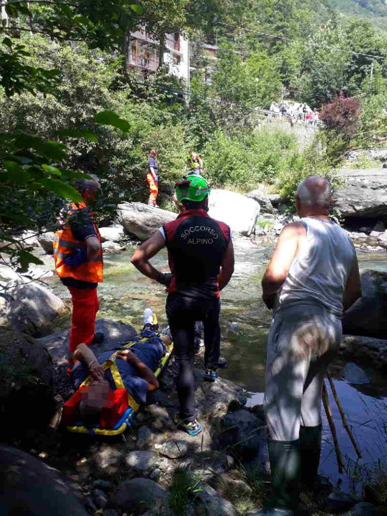 VALPRATO SOANA – Scivola lungo il torrente e si ferisce ad una gamba