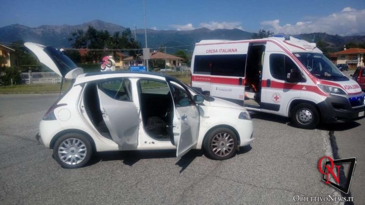 BUSANO – Incidente in via Valperga: furgone tampona auto (FOTO)