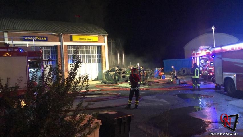 MONCALIERI – Incendio gomme presso un deposito di strada Carignano (FOTO)