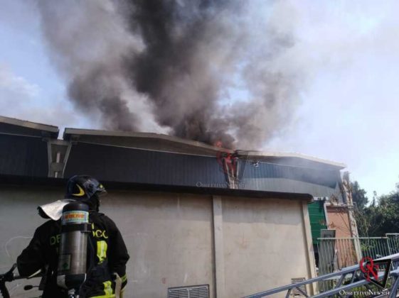 SAN MAURO TORINESE - Dopo diverse ore di lavoro, i Vigili del Fuoco hanno spento l'incendio (FOTO)