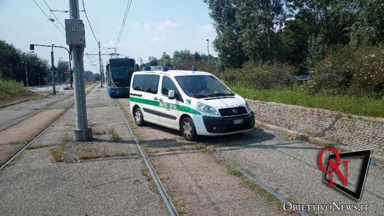 TORINO – Auto contro tram; due donne ferite in modo lieve (FOTO)
