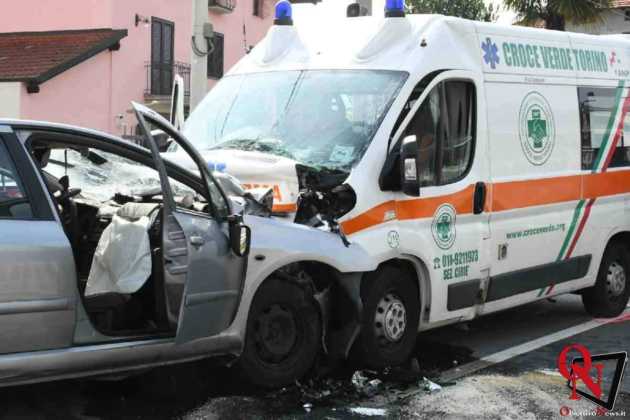 Lanzo scontro auto ambulanza1 Res