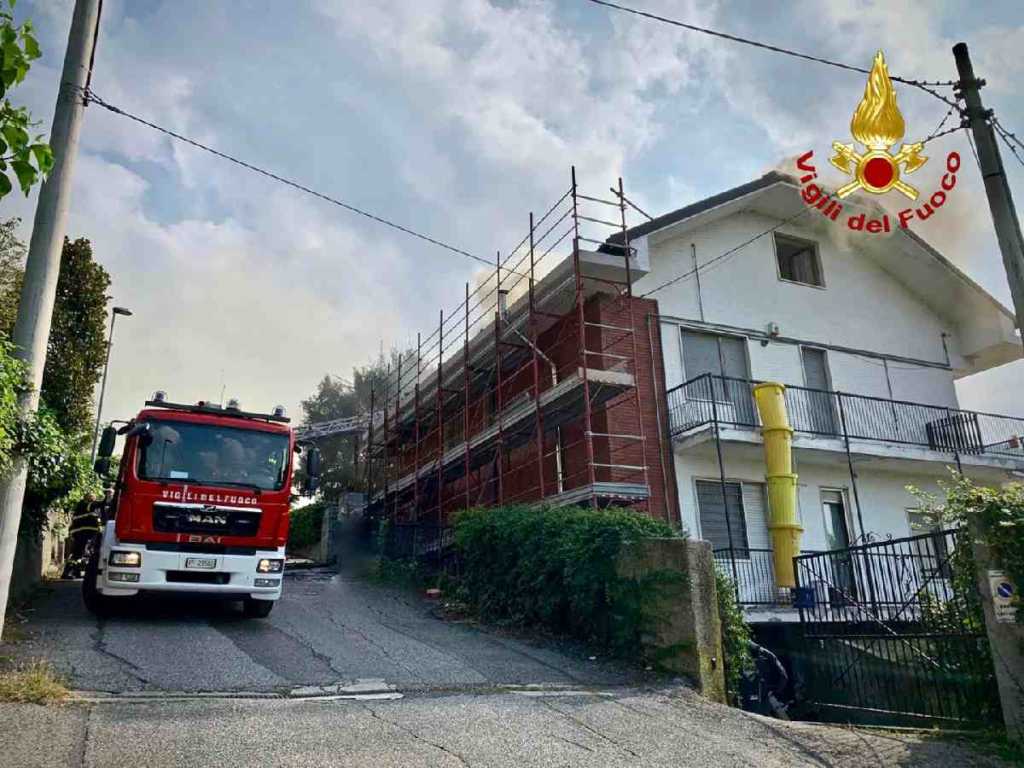 SAN MAURO TORINESE – Incendio abitazione in via Monsignor Barberis (FOTO) 1 SAN MAURO TORINESE – Incendio abitazione in via Monsignor Barberis (FOTO)