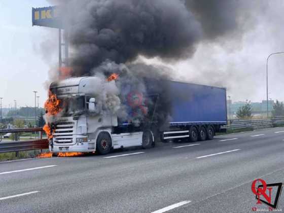 torino tir fiamme tangeziale7 Res