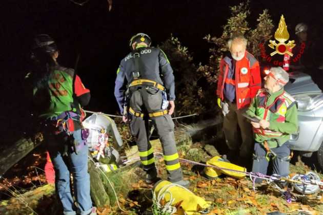 BOBBIO PELLICE – Auto precipita in una scarpata; grande lavoro sinergico dei soccorritori per aiutarlo (FOTO)