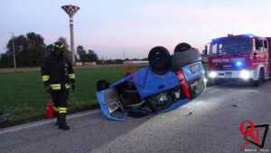 LUSIGLIÈ – Auto si ribalta sulla Sp41 (FOTO E VIDEO)