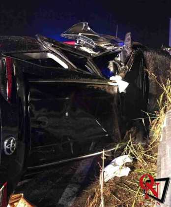 SETTIMO TORINESE – Incidente: un'auto finisce nel canale, l'altra si ribalta sulla carreggiata (FOTO)