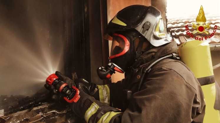 VILLAR PEROSA – Incendio abitazione; intervento dei Vigili del Fuoco (FOTO)