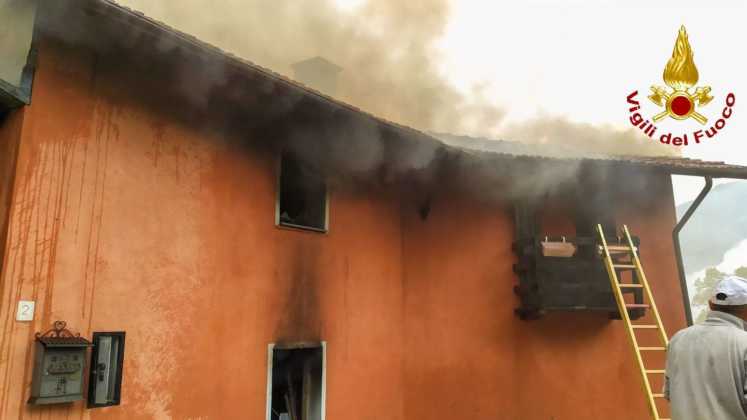 VILLAR PEROSA – Incendio abitazione; intervento dei Vigili del Fuoco (FOTO)
