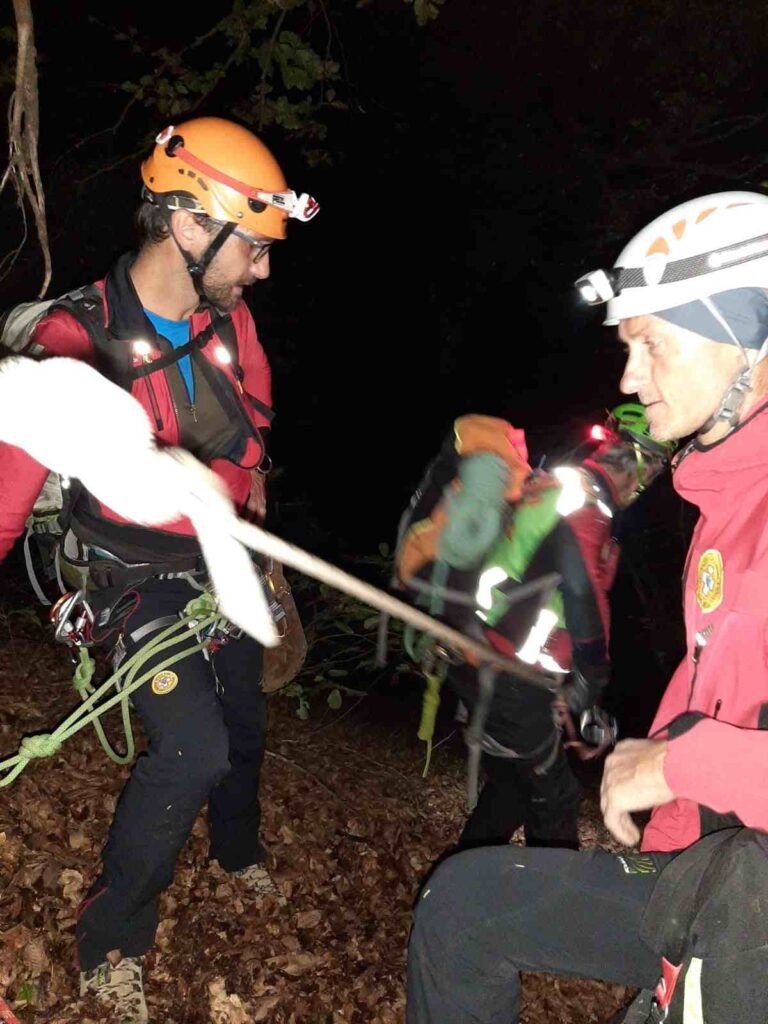 CUNEO – Notte di lavoro dei soccorritori per salvare un cercatore di funghi