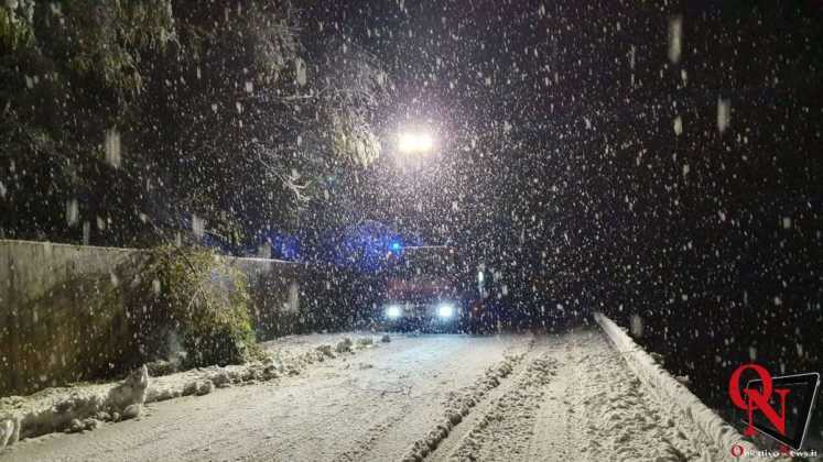 Valle Orco alberi su strada con neve 2 Res