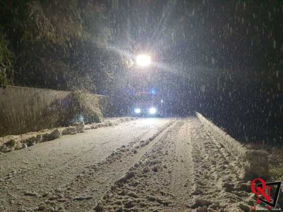 Valle Orco alberi su strada con neve 5 Res