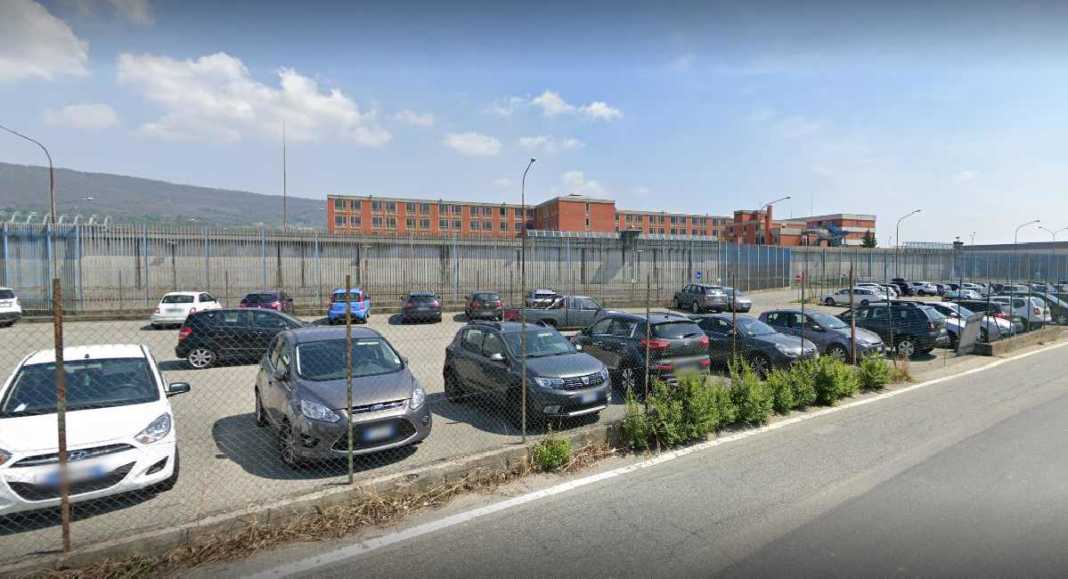 ivrea carcere polizia penitenziaria incendio detenuto carcere