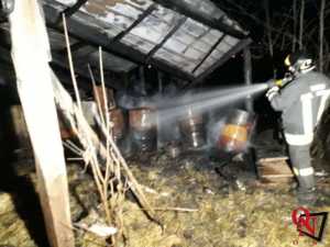 CASTELNUOVO NIGRA – Distrutta dalle fiamme una tettoia a Villa Castelnuovo (FOTO)