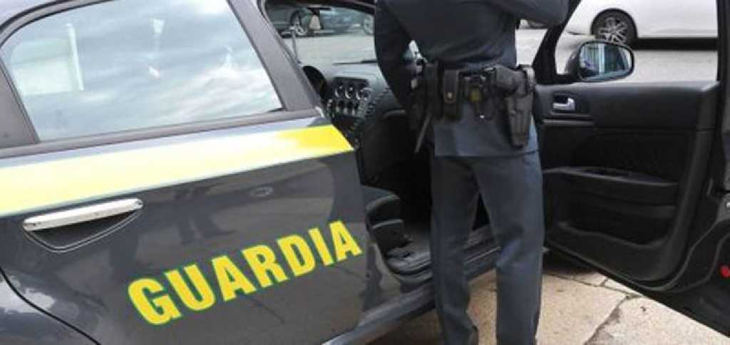 TORINO – 100mila bottiglie di super alcolici con false etichette e importate illegalmente 1 TORINO – 100mila bottiglie di super alcolici con false etichette e importate illegalmente