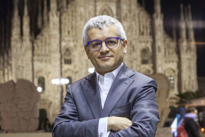 Roberto Race. Nello sfondo il Duomo di Milano