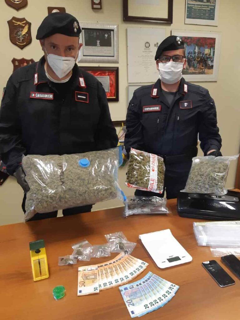 CHIERI – Market della droga in casa, un arresto