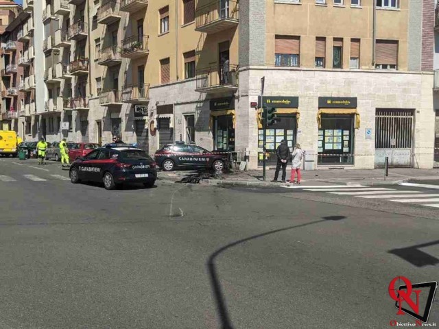 TORINO – Auto dei Carabinieri finisce fuori strada, contro ad una vetrina (FOTO)